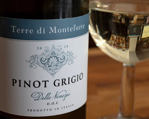 Buah-buahan segar di meja dapur