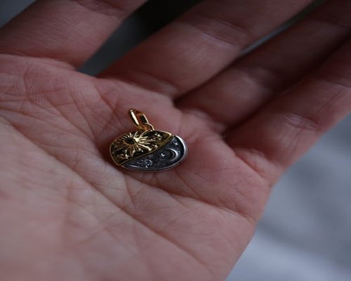 Ruang kerja redaksi yang terang dan rapi