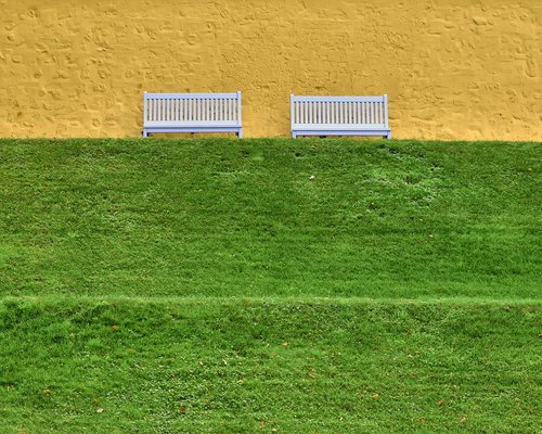 Duduk santai di teras menikmati pagi